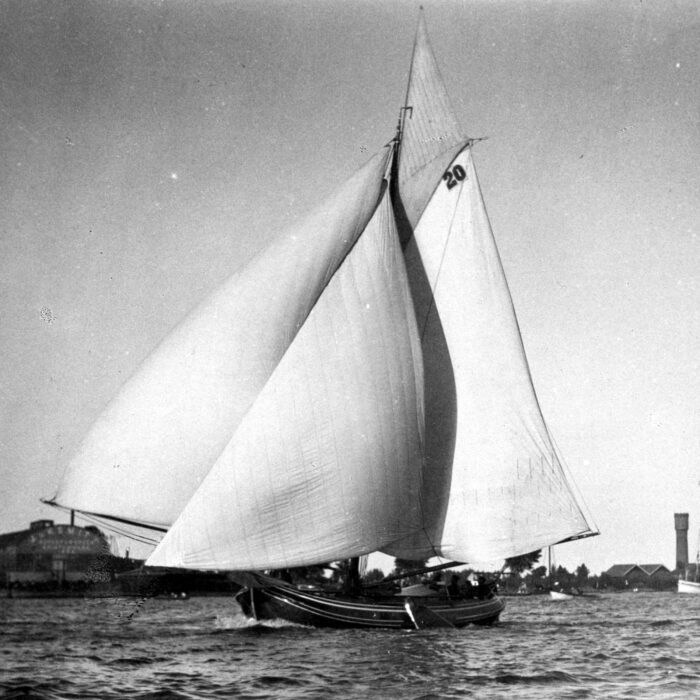 Een spion op een klein Fries zeilbootje